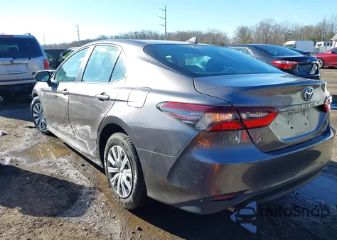 2021 Toyota Camry Le Hybrid z USA, uszkodzony, nr VIN 4T1C31AK9MU022163